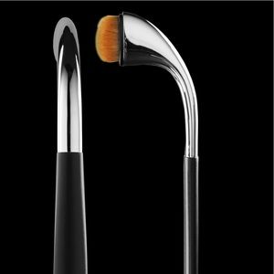 NWT Artis FLUENTA OVAL 3 Brush
